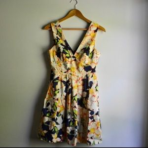 • FLORAL SATEEN V-NECK MINI DRESS •